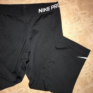 3/$50 🎉 Nike Black Dri Fit Capri Leggings 🏃🏻‍♀️